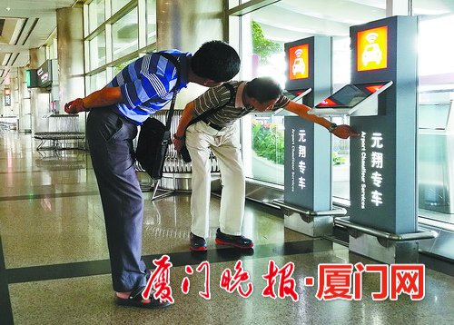 高崎机场T3航站楼元翔专车英文翻译中的“Airport”少了一个“i”。王绍亮 摄
