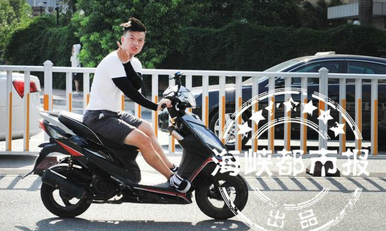 一男子骑超标车,行驶在机动车道,还向交警竖中指