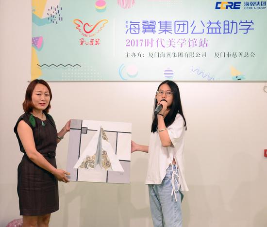 陈同学向海翼集团赠送了自己的画作和祝福
