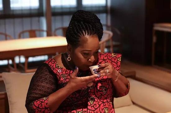 南非总统夫人莅临仟茶院体验中国茶文化