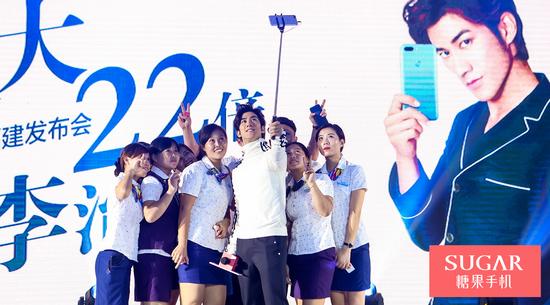 李治廷用糖果手机 现场挑战粉丝合影任务
