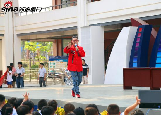 六小龄童西游校园行 与孩子们亲切互动