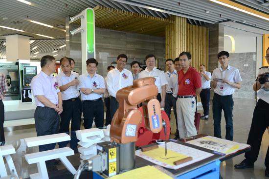 来宾参观交易中心各企业展位,感受智能科技的魅力