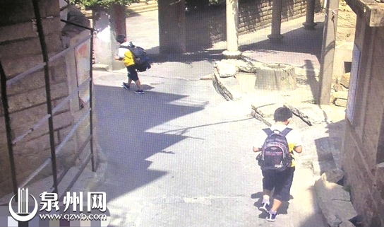 监控拍下两个孩子出走的情形