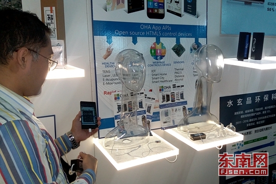 落户漳州台商投资区两岸青年创业基地的项目负责人展示创新产品