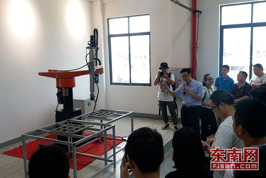 与会人员参观漳州台商投资区两岸青年创业基地