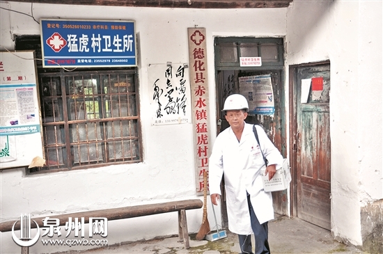 陈英强常年进村入户,了解老人们的需求。