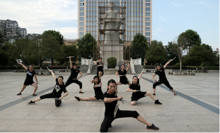 快手辣妈将双截棍融进广场舞 掀起武术广场舞