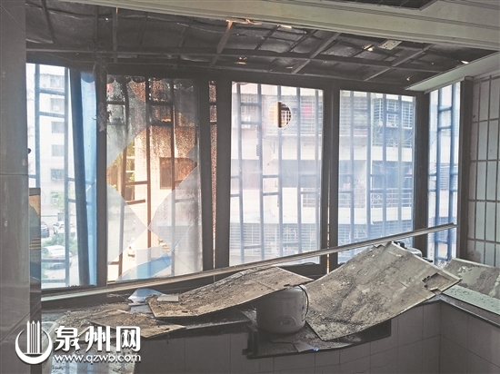 2楼居民家飘窗被砸坏