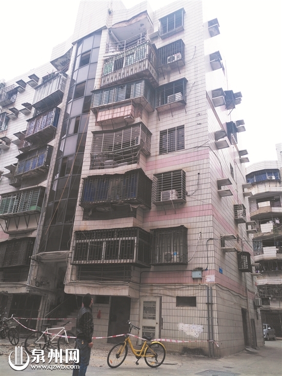 顶楼阳台外壁砖大面积脱落