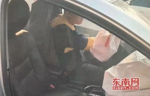 正在驾驶室内酣睡的丁某 泉州经济技术开发区交警大队供图