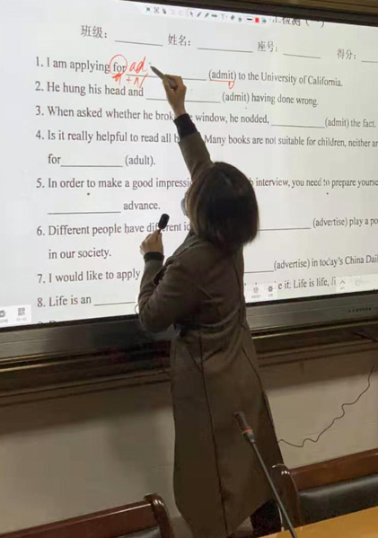 老师通过“云课堂”平台教学
