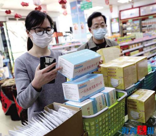 昨日，市民在聚德堂药店购买口罩。记者 陈理杰 摄
