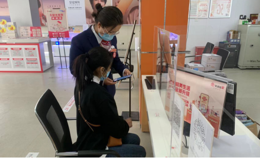 万利在中国联通营业厅为客户调试手机
