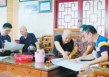 村民与征拆项目组工作人员进行商谈。