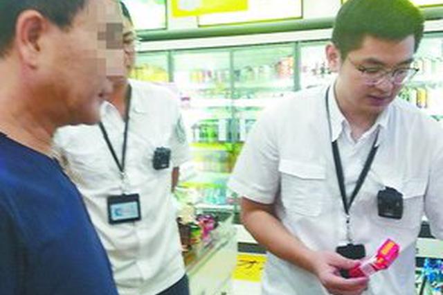 ■执法人员现场鉴定香烟