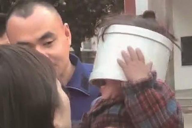 漳州：2歲女娃頭套“面具”哇哇大哭