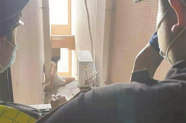 22楼采光井沿 民警勇救轻生女