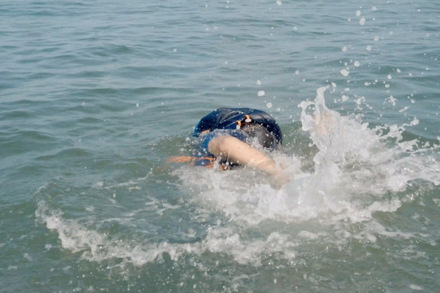 男子江边挖螺不慎滑入江中溺亡