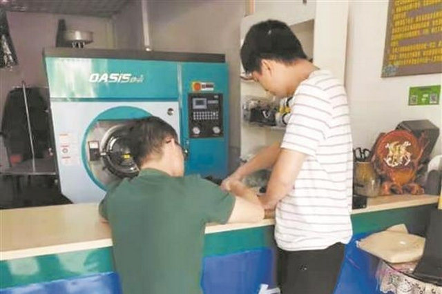 女子假扮“白富美”伙同亲戚演双簧设陷阱