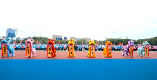 图为运动会开幕式上的舞狮表演。 林佳铭  供图