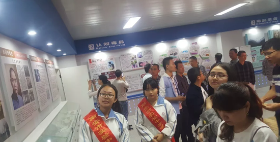 与会人员参观学校禁毒展馆