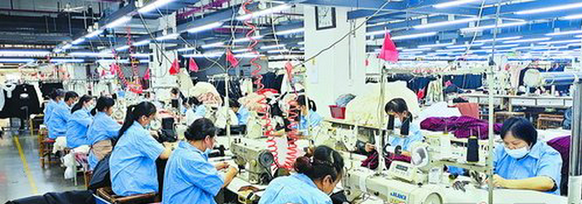 湖里区推出12条措施,助力企业纾困减负。图为欣贺股份有限公司生产一线。