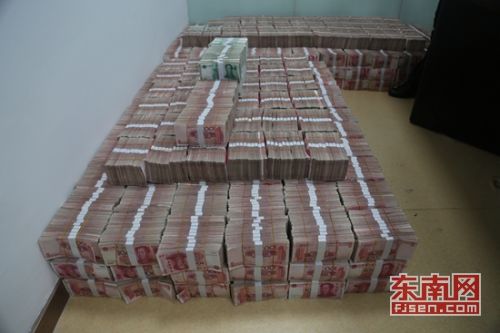 警方查扣的涉案现金 泉港警方供图