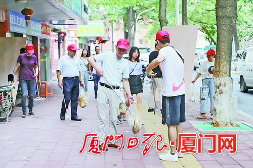 路长们在江头街道吕厝社区开展文明洁净家园行动。(陈财根 摄)