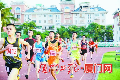 学生们在跑步比赛中