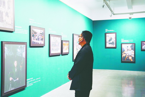 ▲观众聚精会神观展。