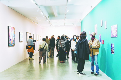 “腾飞殿前 诗画家园”艺术展吸引众多观众。