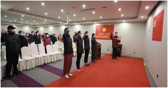 图 陈锋教授带领党员面对鲜红党旗，重温入党誓词