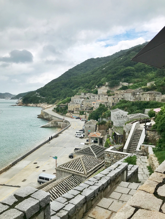 (芹壁村是保留最完整、规模最大的石屋聚落)