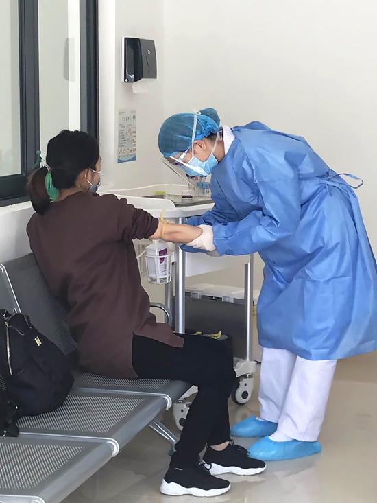 护士帮孕妇吴女士抽血