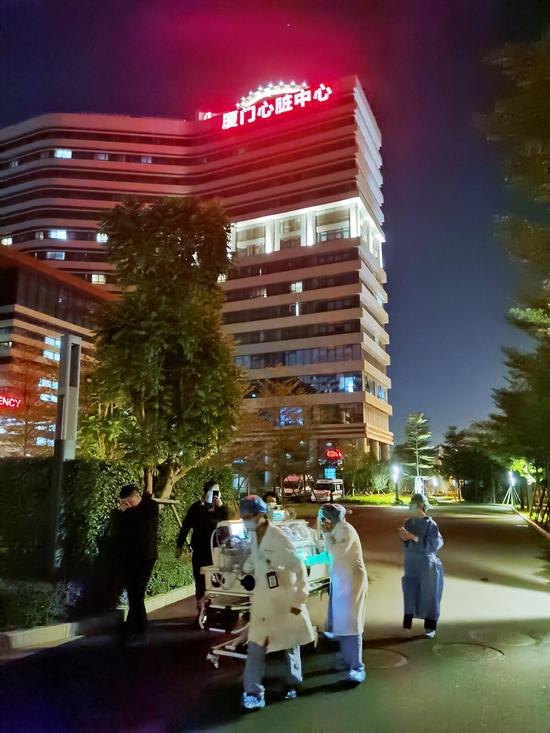 紧急施行剖宫产手术,婴儿顺利娩出并安全转院。