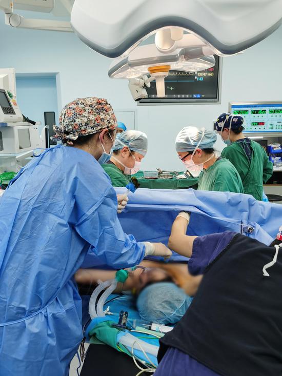 胎儿剖宫产娩出后，立即进行气管插管全身麻醉，将麻醉对母子二人的影响降到最低。