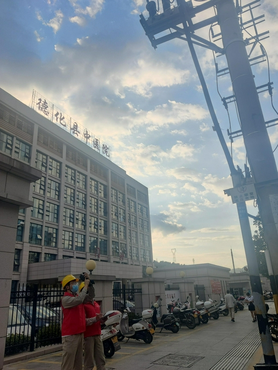 国网德化县供电公司共产党员服务队员全力做好供电保障工作(周云中 摄)