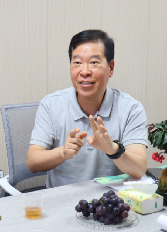 福州市江阴工业集中区管委会原副主任、福清市龙田镇党委原书记詹金瑞详细介绍了福庐山公园建设的相关情况。