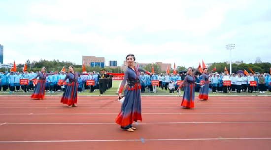 图为运动会开幕式上的《左手指月》舞蹈表演。 林佳铭  供图