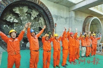 地铁6号线滨海新城站至莲花站盾构区间双线贯通 记者叶义斌 摄