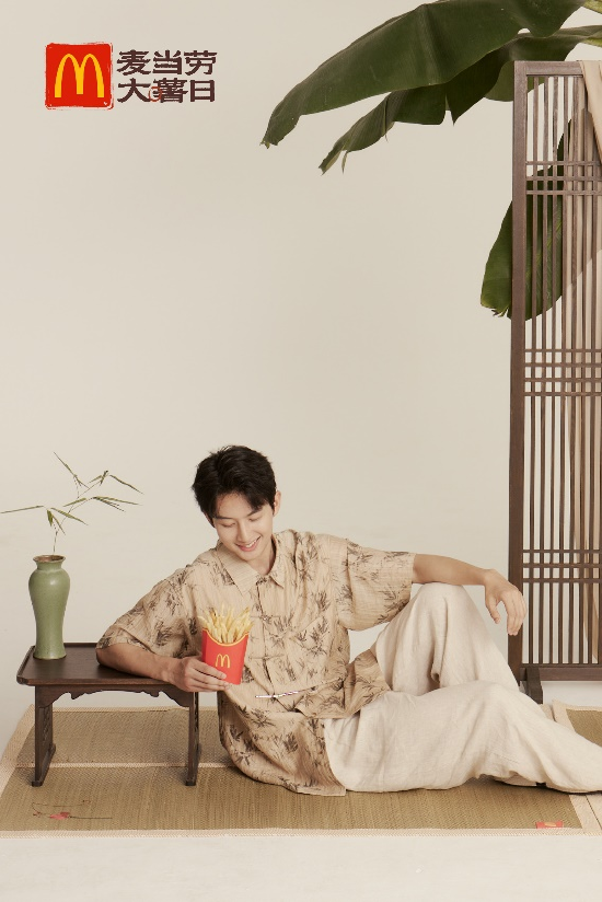 麦当劳中国以大暑节气文化内涵出发,特别打造两款中式复古纳凉周边 ——复古多用凉席和复古腰扇
