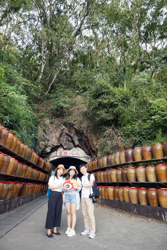 (微博旅游达人@唐伯虎2012 及新浪福建小编一起在八八坑道入口合影)