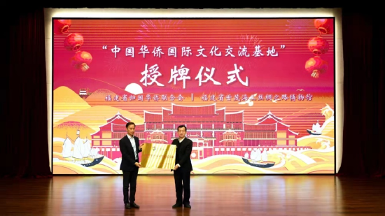 图/授牌仪式现场 左起:李仲谋 陈式海