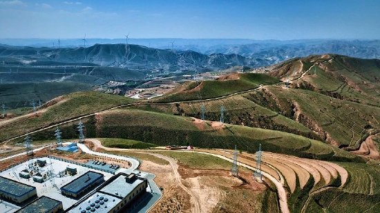 　　国家第一批“沙戈荒”地区建设项目、陇电入鲁配套新能源基地——华能陇东新能源基地首批100万千瓦风光项目并网