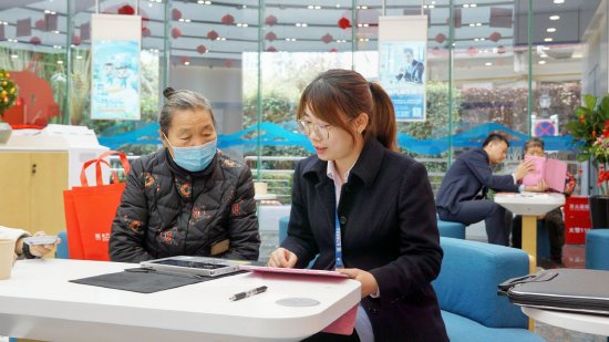 厦门国际银行厦门分行为老年客户提供暖心金融服务。