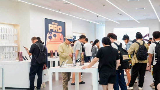 部分参与盛典的员工在免税店购买电子产品