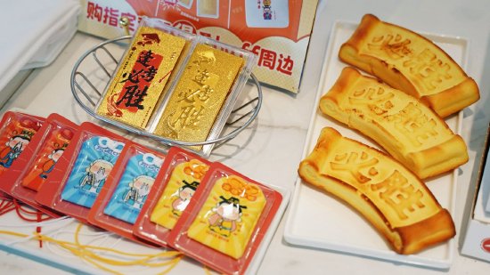 [图注：必胜客核心新品——“一口必胜糕”]