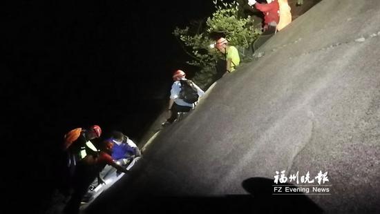 志愿者上演“绝壁救援”。