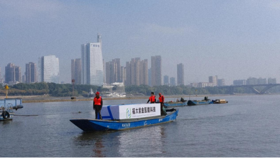 图说:全国首艘“氨-氢”燃料电池动力环保船去年在闽江首航。 受访者供图